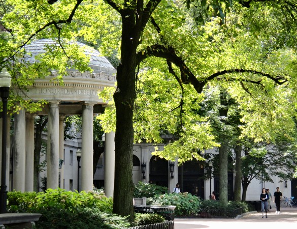 Students walk in toward the rotunda on Hamilton Lawn of the Columbia University campus.